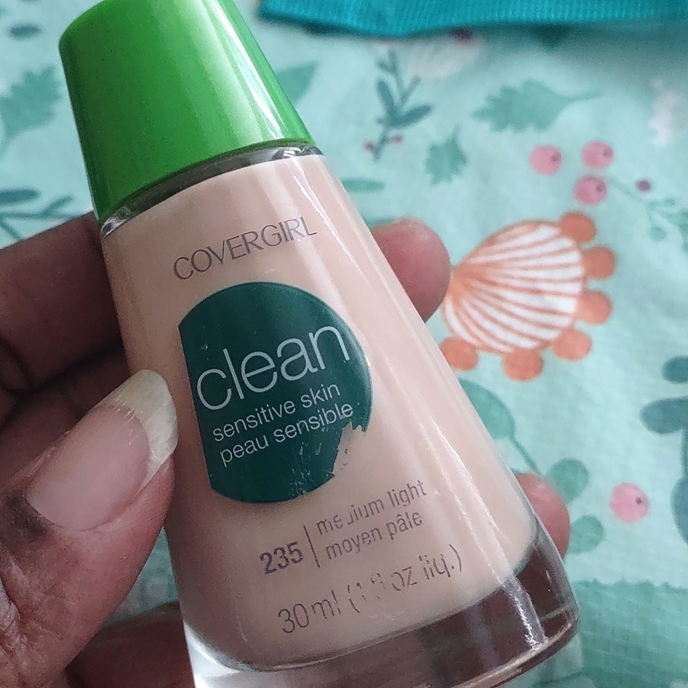COVERGIRL Medium Light Liquid Foundation NEW - Picture 1 of 9
